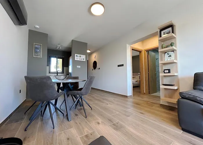 The A-line Seaview Malama With Pool, Tennis Court & Gym パラリムニ