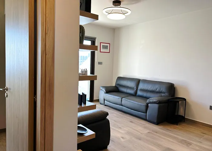 The A-line Seaview Malama With Pool, Tennis Court & Gym